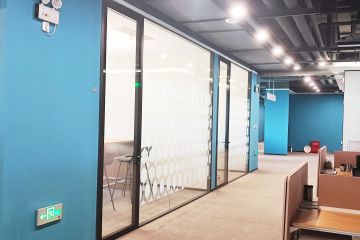 辦公室玻璃隔斷裝修時要注意哪些問題-秉帝玻璃隔斷