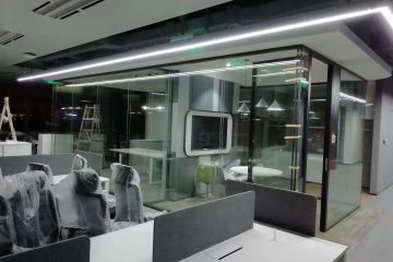 辦公室隔斷裝修可選擇的六種超簡約隔斷-秉帝玻璃隔斷