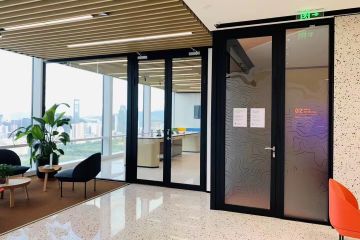 寫字樓樓道辦公室全鋼玻璃隔斷的類型以及優(yōu)勢-秉帝玻璃隔斷