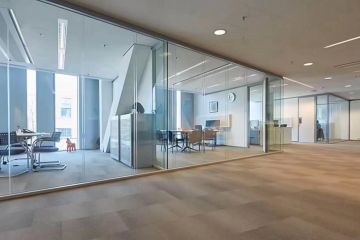 辦公室玻璃隔斷裝修的兩大要求-秉帝玻璃隔斷
