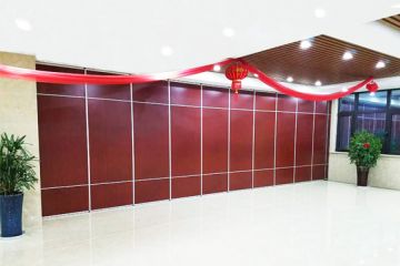 酒店俱樂(lè)部為什么要安裝移動(dòng)隔斷-秉帝隔斷