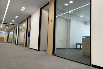 辦公室玻璃隔斷也能打造高逼格效果_辦公室玻璃隔斷墻_玻璃隔斷墻廠家_上海秉帝玻璃隔斷