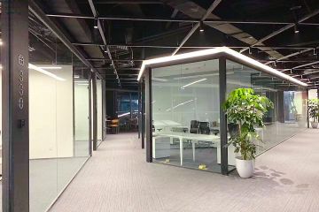 全景玻璃隔斷墻設(shè)計-辦公室全景玻璃隔斷墻定制廠家-全景玻璃墻隔斷方案