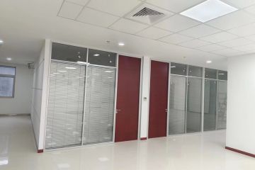 辦公室雙層玻璃百葉隔斷廠家,價格優(yōu)惠,為您打造專業(yè)辦公空間-秉帝辦公隔斷