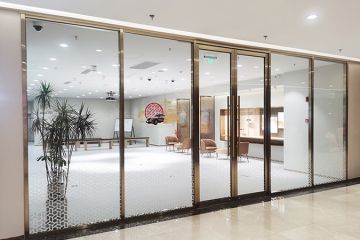 辦公室玻璃隔斷金屬框架材質哪種好