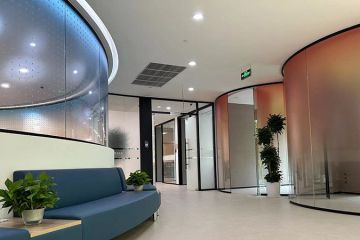 為什么雙層玻璃內(nèi)置百葉玻璃隔斷能為公司提供更合適的辦公場(chǎng)景