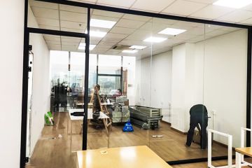 辦公室裝修細(xì)節(jié)必知-選擇玻璃隔斷的5大細(xì)節(jié)避免踩坑