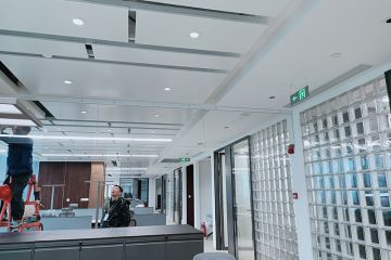防火玻璃隔斷中間可以不要立柱嗎？ 秉帝隔斷