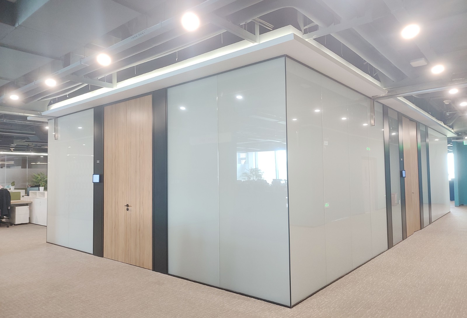 電動調(diào)光玻璃隔斷.jpg
